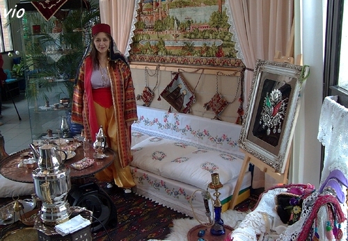 Petit salon turc et costume traditionnel