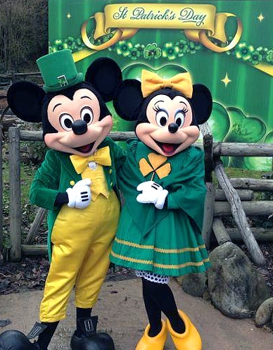 Mickey et Minnie vous attendent à Cottonwood dans leurs costumes de la Saint Patrick !